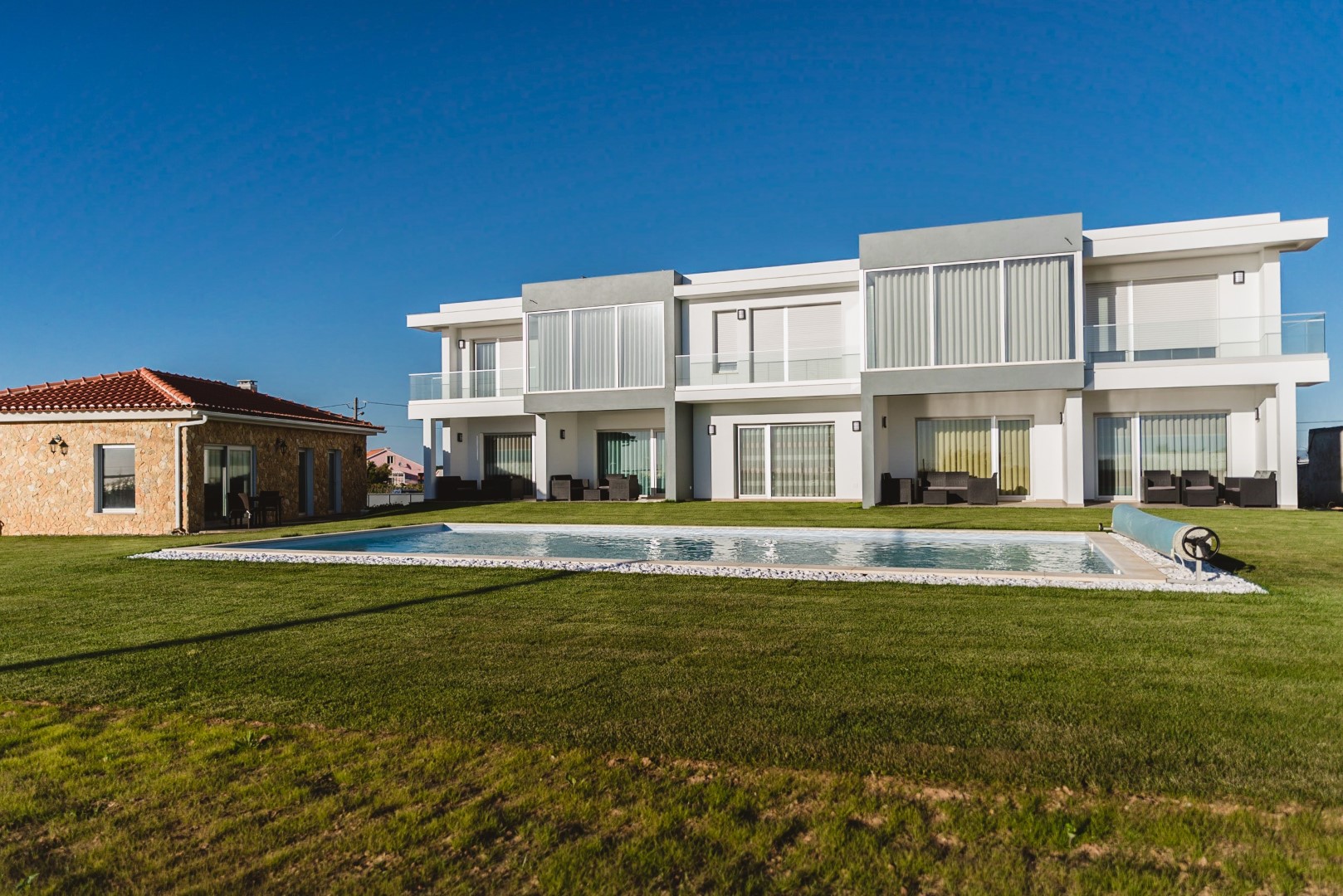 Silverside Holidays exterior with pool